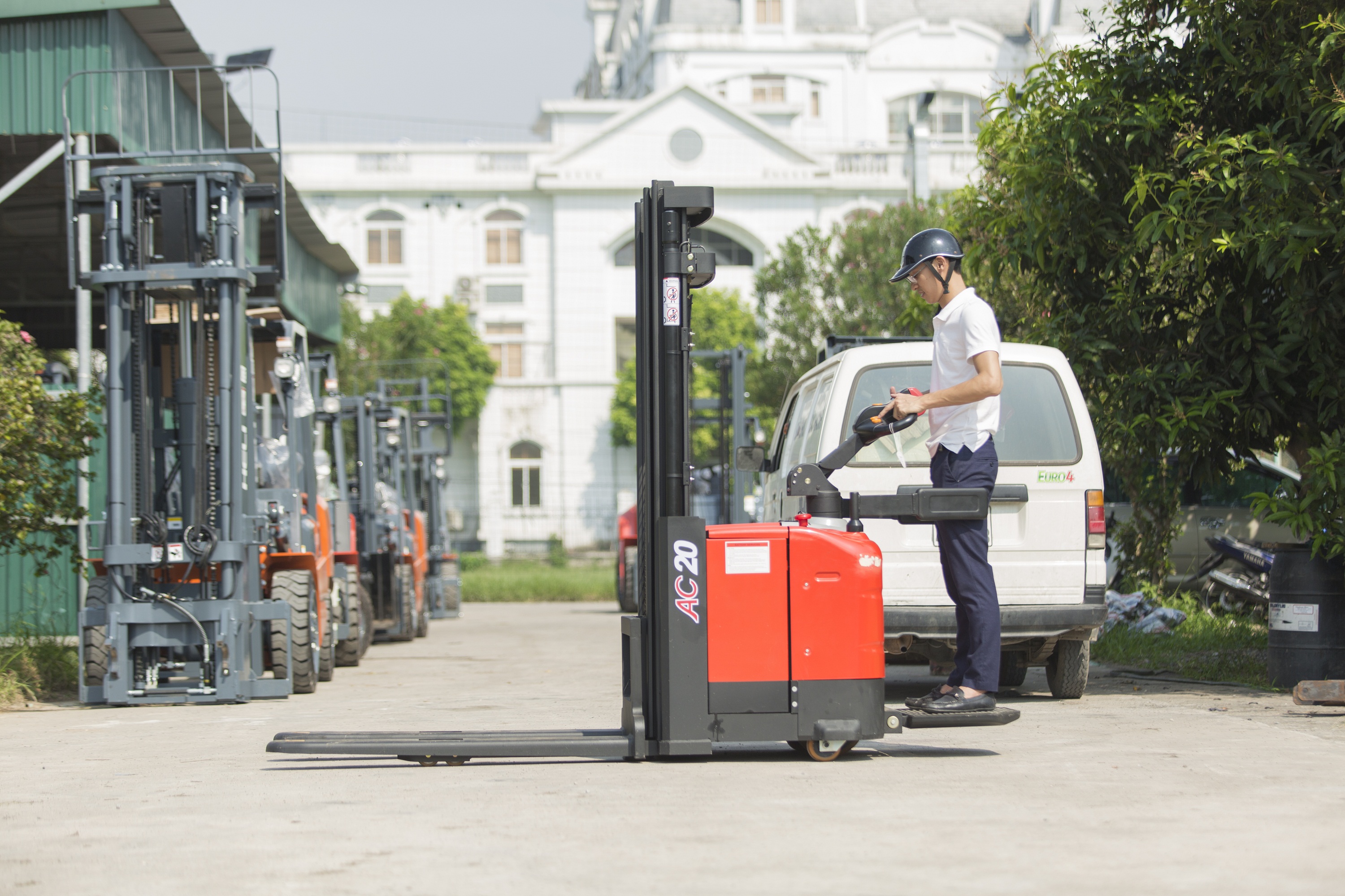 Xe n&acirc;ng tay cao 1.4 tấn model CTD14- D930